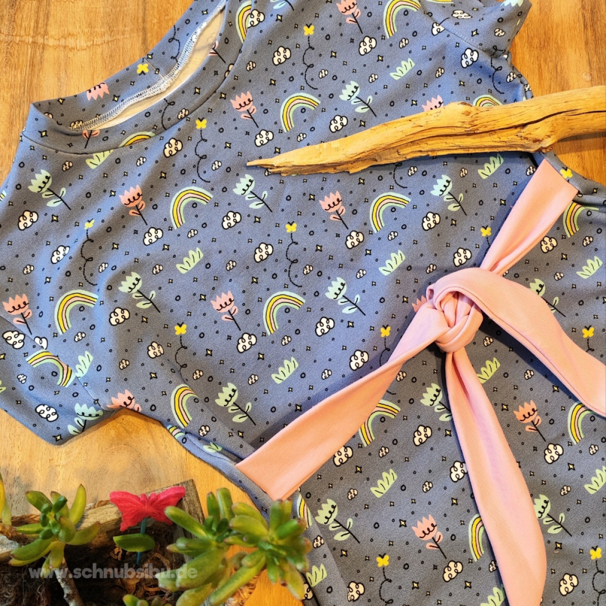 French Terry Flowers and Rainbows blau